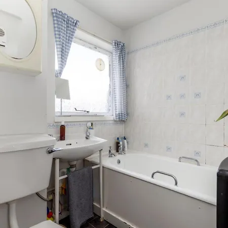 Lakeside Haven Apartman *